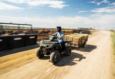 Un quad taillé pour toutes les tâches avec son limiteur de vitesse, ses porte-bagages en aluminium et sa batterie hermétique.