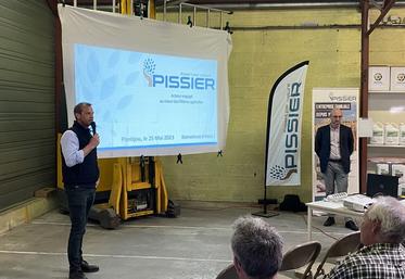 Jeudi 25 mai, à Pontijou (Maves). L'entreprise Pissier a invité ses clients pour le lancement de son nouveau site d'approvisionnement et a organisé pour l'occasion une réunion pré-moisson.