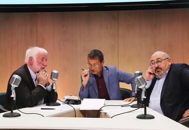À Louveciennes (Yvelines), mardi 23 mai. Le premier plateau de Radio plaine réunissait Loïk Le Floch-Prigent (à g.) et Emmanuel Lechypre (à d.) autour de Pascal Berthelot.