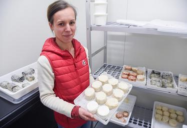Le 11 mai, à Fontenay-sur-Eure. Manon Bauchet transforme le lait de ses chèvres en fromages et en desserts.