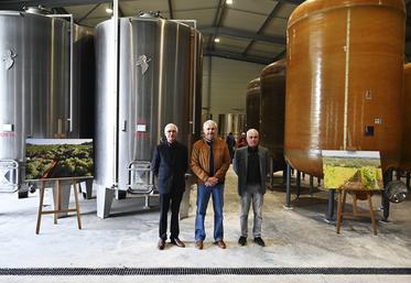 Mercredi 17 mai, à Onzain (Veuzain-sur-Loire). Bruno, Vincent et Ludovic Rediguère, du Gaec des Terres noires, ont inauguré leur nouveau chai.