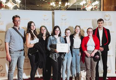 Le 25 mai, à Paris. Les six étudiantes, accompagnées de Joanym Khan (à g.), CPE au CFA de Bellegarde, ont reçu leur premier prix.
