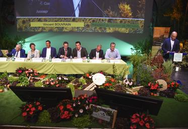 Provins, mardi 30 mai. Ouverture de l'assemblée générale par le président cantonal, Vincent Bouvrain. À la tribune officielle, le commissaire aux comptes, la trésorière Brigitte Cant, le secrétaire général Samuel Vandaele, le président de la FDSEA 77, Cyrille Milard, et les secrétaires adjoints, Christophe Parent, Olivier George et Pascal Verrièle.