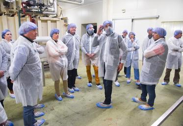 Jeudi 25 mai, à Fontaine-Simon. Les membres du campus Les Champs du possible ont visité l'entreprise Fruitofood sous la houlette de son directeur, Pierre-Yves Copy (au c.).
