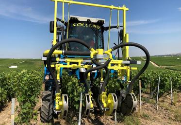 Certaines effeuilleuses pneumatiques permettent de choisir entre un effeuillage sur une hauteur de feuillage importante et un travail intensif sur une plus faible hauteur, en changeant l'orientation des têtes à double flux.