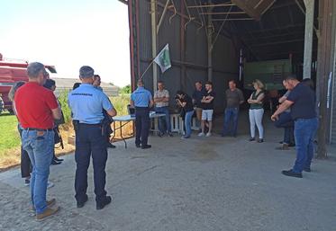 Le 31 mai, à Treilles-en-Gâtinais. La gendarmerie, à l'écoute des agriculteurs, souhaite renforcer les liens avec le monde agricole pour assurer plus de proximité.