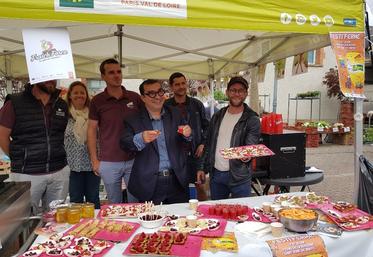 Le député loirétain Richard Ramos était présent lors de cette rencontre amicale avec les divers producteurs.