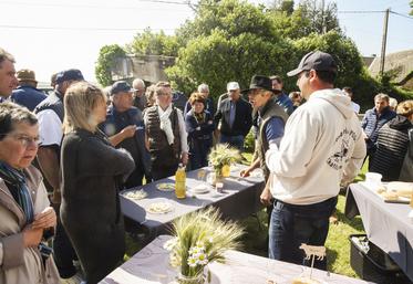 Vendredi 2 juin, à Châtillon-en-Dunois. Anthony Moulin (à d.) a proposé la dégustation de ses excellents fromages de vache : bleu de Beauce, tomme de Beauce et Patichon, qu'il produit comme son père (chapeau) le faisait avant lui.