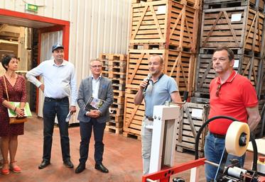 Lundi 5 juin, à Villiers-sur-Loir. Nicolas Parmentier, directeur de la Cave coopérative du Vendômois, a accueilli les 80 participants sur le site de l'entreprise lors de la visite pré-comice. 