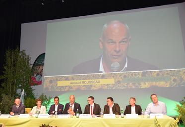 Provins, mardi 30 mai. Arnaud Rousseau, entouré du bureau de la FDSEA 77, a répondu aux questions de la salle.