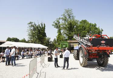 Jeudi 1er juin, à Fresnay-le-Comte. Du soleil, du beau matériel et de la convivialité pour les trois jours de portes ouvertes du groupe Lecoq.