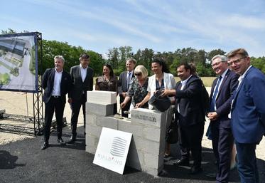 Vendredi 9 juin, à Boigny-sur-Bionne. De nombreux élus ont participé à la pose de la première pierre des ateliers Martin-Pouret.