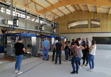 Mardi 6 juin, à La Boissière-École (Yvelines). Visite des nouveaux bâtiments équipés d'un système de traite avec six robots.