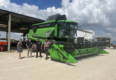 Lundi 12 juin, à Bouville (Eure-et-Loir). De g. à d. : Pauline Nouvellon, Victor Gaullier, Benoit Cochelin (responsable technique) et Rémi Nouvellon présentent la C7206, moissonneuse-batteuse de chez Deutz.