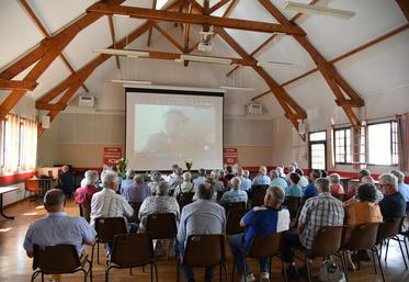 Après l'intervention de Romain Rousselot, Sarah Benayad chargée de mission réseaux et partenariats au Conseil départemental a évoqué les méthodes de lutte contre les déserts médicaux en milieu rural.