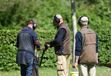 À Brou (Eure-et-Loir), l'armurerie Vouzelaud dispose d'un magasin en centre-ville et d'un terrain de tir, où les clients peuvent s'exercer accompagnés d'un conseiller technique.