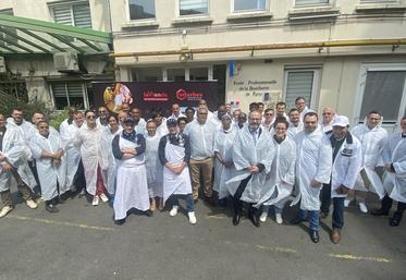 Vendredi 9 juin, à Paris. Les participants à la session de formation devant les locaux de l'École professionnelle de la boucherie.