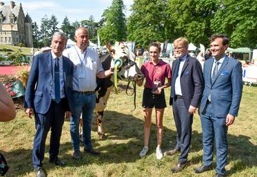 Le 18 juin, à Courtalain. Le ministre Marc Fesneau (2e à d.) a remis la cocarde de championne suprême à Pinkie BGT, une normande de l'EARL Gueret.