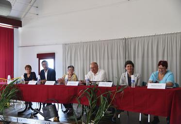 Jeudi 8 juin, à Vaudoy-en-Brie. À la tribune officielle (de g. à d.), Christine Paquet, Samuel Vandaele, Monique Berthelot, Jean-Luc Texier, Brigitte Cant et Martine Lièvin.