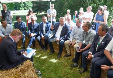 Le 18 juin, à Courtalain. Lors de son passage au comice, le ministre de l'Agriculture, Marc Fesneau (à g.) a pris le temps d'écouter tous les intervenants.