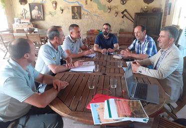 Comprendre les contraintes de chacun pour trouver une meilleure harmonie sur le terrain et répondre aux réalités du métier d'agriculteur. Voilà le cœur des discussions qui se sont tenues entre les agents de la cellule départementale de l'OFB et des élus de la FNSEA 45, mardi 20 juin.