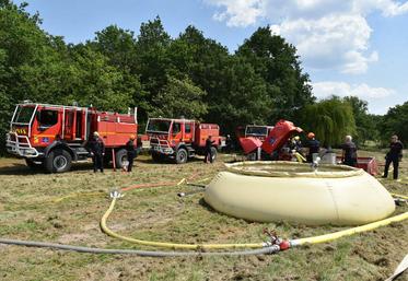 Jeudi 15 juin, à Sennely. Au cours de cet exercice interdépartemental fictif, 20 hectares étaient concernés par l'incendie et 100 étaient menacés.
