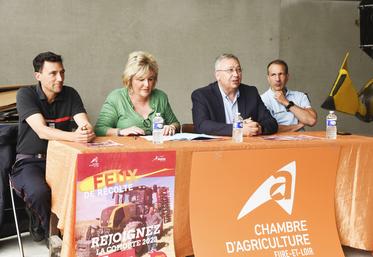 Mardi 20 juin, à Saint-Christophe. Le préfet d'Eure-et-Loir, Françoise Souliman, et le président de la chambre d'Agriculture, Éric Thirouin, ont rappelé l'importance de rejoindre la cohorte d'agriculteurs pour lutter contre les feux.