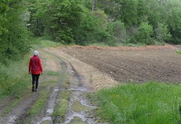 Tout chemin affecté à l'usage du public est présumé, jusqu'à preuve contraire, appartenir à la commune sur le territoire de laquelle il est situé.