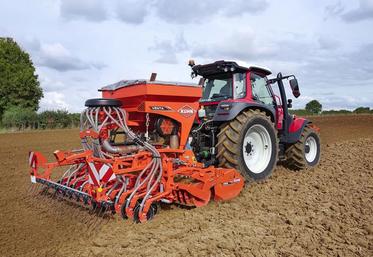 Le semoir pneumatique Venta 320 est compatible avec les gammes de herses rotatives HRB 302, HRB 303, HR 304 et HR 3004, ce qui permet de travailler avec des tracteurs d’une puissance allant jusqu’à 250 chevaux.