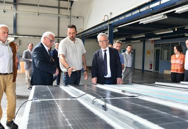 Mercredi 21 juin, à Amilly. Jean-Noël Gaine (en chemisette blanche) présente Luxsiol, le panneau solaire léger pouvant être installé sur une toiture en zinc.
