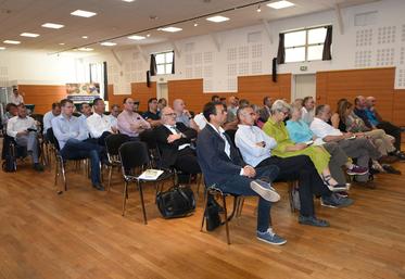 Le 14 juin, à Pussay (Essonne). La salle était bien garnie pour assister à l'assemblée générale de la CGB Île-de-France, sous la présidence de Jean-Philippe Garnot. 