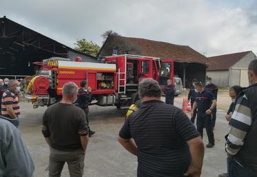 Depuis de nombreuses années, la FNSEA 45 et le Sdis sont partenaires pour sensibiliser sur le terrain les agriculteurs aux feux de récolte. C'est aussi le cas dans les autres départements de la région.