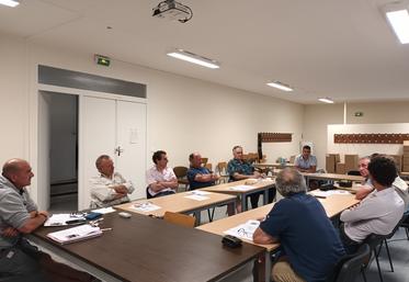 Lundi 19 juin, à Saint-Arnoult (Yvelines). Les administrateurs du syndicat local de Saint-Arnoult ont tenu une réunion de travail. 