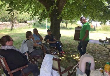 À Auvernaux (Essonne), le 8 juin. Nicolas Galpin a reçu des membres du Département de l'Essonne pour échanger autour du projet apicole porté par la FDSEA.