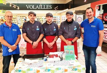 Philippe Rousseau et Anthony Bournisien avec les bouchers du Super U de Courville-sur-Eure le 17 juin.