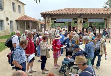 Jeudi 15 juin, à l’arrivée dans le parc du Puy du Fou, les anciens étudient le plan avant de se diriger vers les différents spectacles.