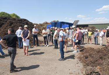 Jeudi 15 juin, à Villeau. La réunion de l'association des Agriculteurs composteurs de France a été l'occasion de visiter la plateforme de compostage de Pierre Lhopiteau, Organo Beauce.