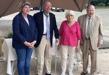 Villiers-Saint-Georges, dimanche 18 juin. Henri Petitpas, qui porte la croix de commandeur dans l'ordre du Mérite agricole, est entouré de Laurence Fournier, son épouse Nicole Petitpas et François Bouillé.