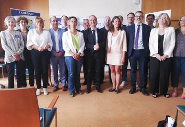 Vendredi 7 juillet, à Orléans (Loiret). Le président de la Région, François Bonneau (au c.), a installé le consortium du Climate Data Hub, fort de 24 partenaires.