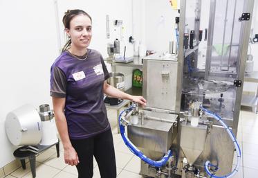 Le 3 juillet, à La Bazoche-Gouet. Victoire Guéret transforme le lait de l'exploitation familiale en excellents yaourts, fromages frais, crème ou beurre.