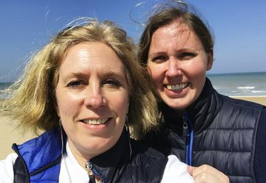 Les travailleuses sociales qui ont organisé et accompagné le séjour, Delphine Bénier (à g.) et Pauline Lhoez.