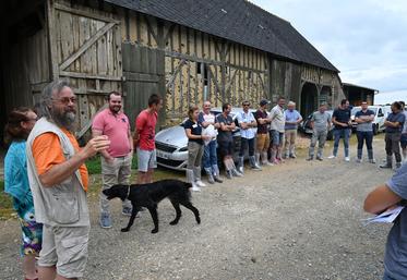 Mardi 20 juin, à Souday. Une trentaine d'éleveurs étaient présents à l'AG du syndicat Conseil élevage lait de Loir-et-Cher, puis ont visité une exploitation et participé à des ateliers.