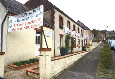 La Maison familiale et rurale de Beaumont-les-Autels est confrontée à une baisse des inscriptions qui l'oblige à diminuer sa masse salariale.