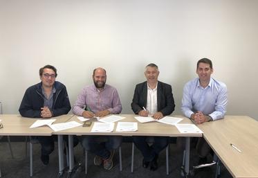 Mardi 4 juillet, lors de la signature de la convention. De g. à d. : Rémi Silly, délégué régional, Charles Perdereau, président de JA CVL, Éloi Canon, du Crédit agricole, et Damien Pulvé, responsable Carcentre. 