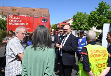 Le 24 mai, à La Chaussée-Saint-Victor. François Pesneau, préfet de Loir-et-Cher, a visité les installations de mesure de contamination des sols.