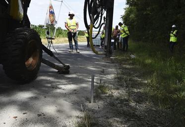 Le 20 juillet, à Saint-Loup-des-Vignes. Des forages allant jusqu’à 2 mètres de profondeur sont creusés sur 230 mètres de la route départementale 151.