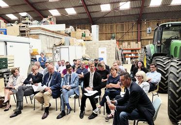 Voisenon, lundi 24 juillet. Les échanges se sont tenus dans un cadre adapté : le hangar de la cueillette.