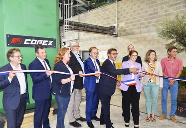 Marigny-le-Châtel (Aube), mercredi 21 juin. Le président de la Capdéa, Didier Maudoux, coupe le ruban inaugural devant la presse Copex, presse à deux étages qui permet de gagner une taille de machine et un gain de temps.