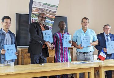 Chailly-en-Brie, lundi 24 juillet. La signature de la convention de coopération entre JR Farms et les deux centres de formations français s'est déroulée en présence de Guy Dhorbait, maire de Boissy-le-Châtel, Antoine Heusèle, président du conseil d’administration de l’EPLEFPA de La Bretonnière, Daniel Kiszel, chef d’entreprise vigne EnVie et Bernard et Marie-France Aubry, éleveurs. 