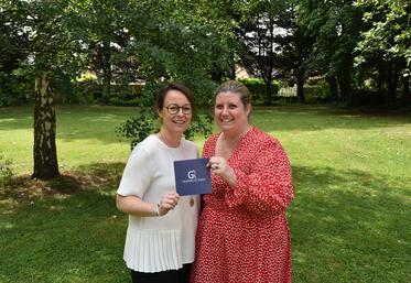 La Queue-en-Brie (Val-de-Marne), le 27 juin. Élise Beaudoin et Marie Saussier présentent le visuel de leur société Graines d'idées.